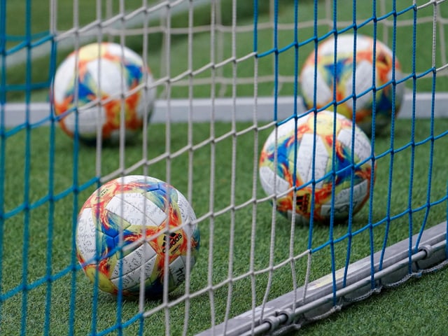 Für 6 chinesische Fussballer rollt der Ball derzeit nicht. Für 6 chinesische Fussballer rollt der Ball derzeit nicht.