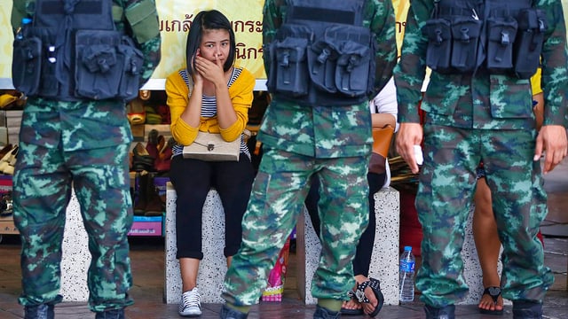 Frau sitzt hinter Soldaten. Frau sitzt hinter Soldaten.