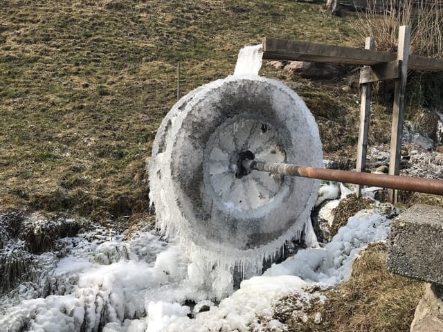 Ein Wasserrad mit einer dicken Eisschicht.