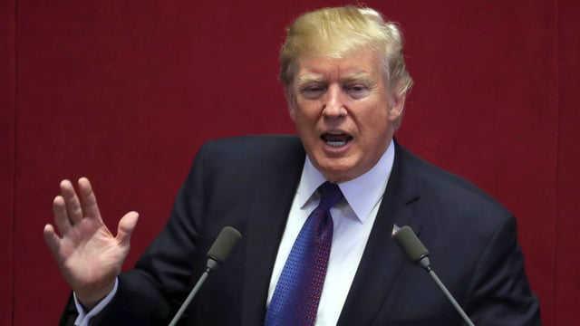 US-Präsident Donald Trump vor zwei Mikrofonen US-Präsident Donald Trump vor zwei Mikrofonen