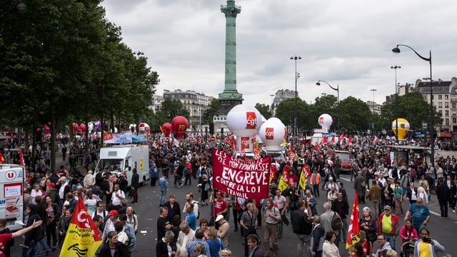 Demonstranten in Paris, mit Transparenten. Demonstranten in Paris, mit Transparenten.