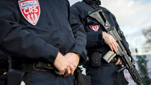 Französische Polizeikräfte mit Waffen. Französische Polizeikräfte mit Waffen.