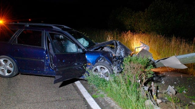 Verunfalltes Auto am Strassenrand. Verunfalltes Auto am Strassenrand.