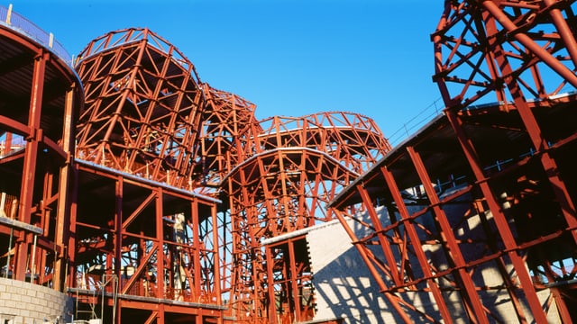 Rote Stahlgerüste des Guggenheim-Baus Rote Stahlgerüste des Guggenheim-Baus