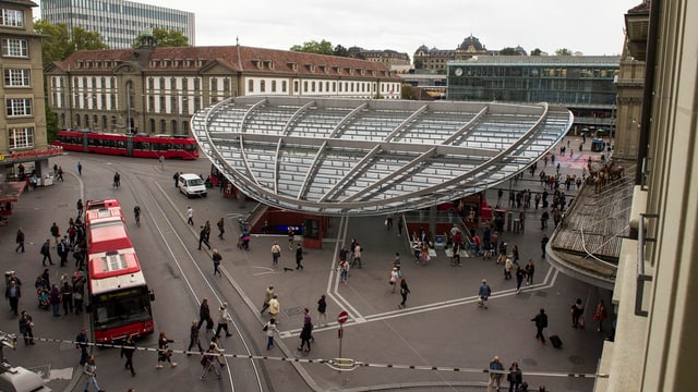 Der Bahnhofsplatz in Bern mit Bussen, Leuten und dem Baldachin. Der Bahnhofsplatz in Bern mit Bussen, Leuten und dem Baldachin.