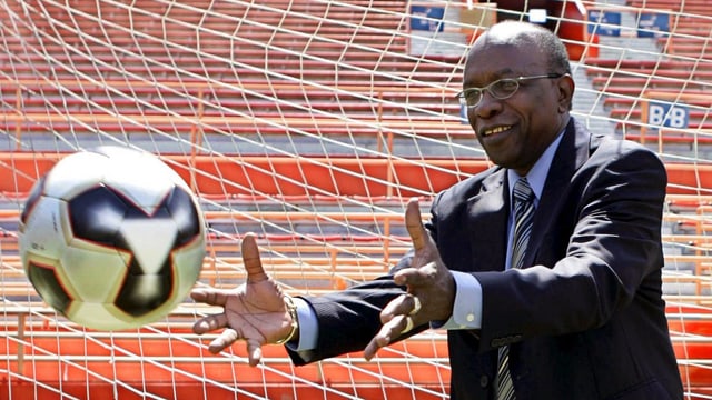 Jack Warner fängt einen Ball. Jack Warner fängt einen Ball.