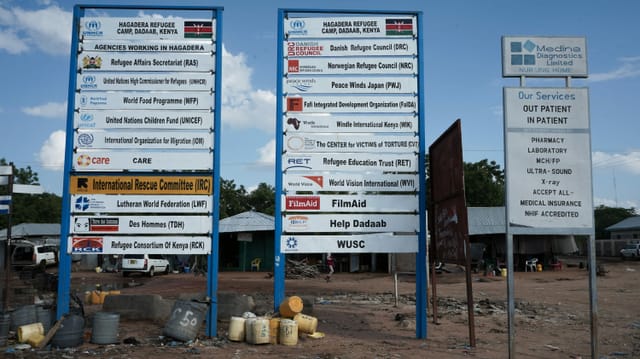 Drei Schildertafeln am Rand des Flüchtlingslagers Dadaab in Kenia. Drei Schildertafeln am Rand des Flüchtlingslagers Dadaab in Kenia.