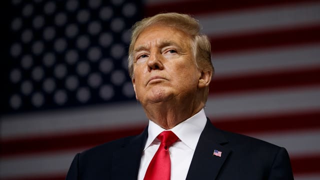 Trump vor US-Flagge Trump vor US-Flagge
