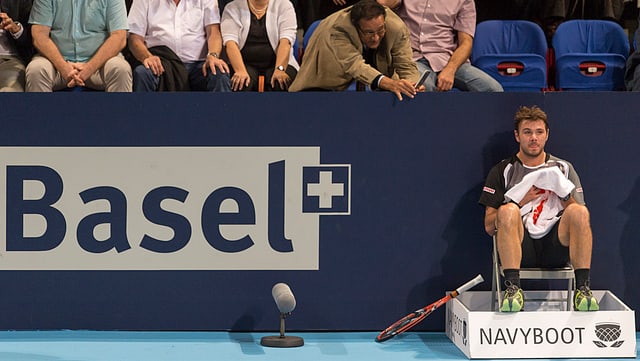 Stan Wawrinka nimmt auf einem Linienrichter-Stuhl Platz. Stan Wawrinka nimmt auf einem Linienrichter-Stuhl Platz.