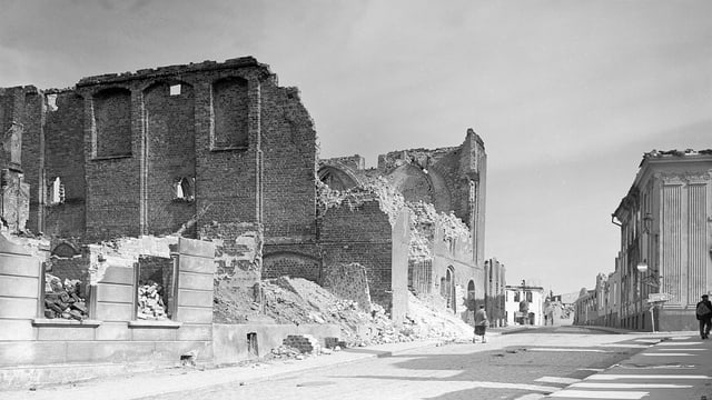 eine schwarz-weiss Aufnahme einer zertrümmerten Stadt eine schwarz-weiss Aufnahme einer zertrümmerten Stadt