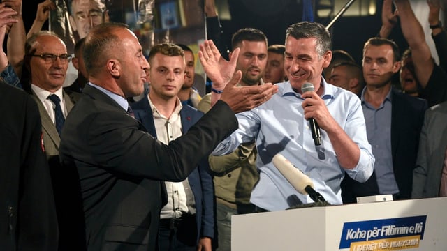 Ramush Haradinaj (links) mit Kadri Veseli an einer Wahlfeier in Pristina, 11.6.2017. Ramush Haradinaj (links) mit Kadri Veseli an einer Wahlfeier in Pristina, 11.6.2017.