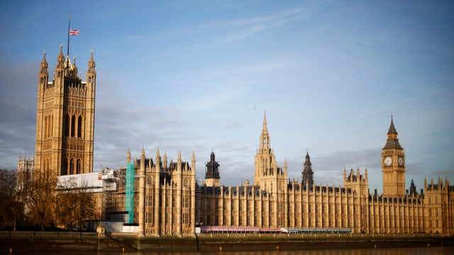 Westminster-Palast, im Vordergrund die Themse. Westminster-Palast, im Vordergrund die Themse.