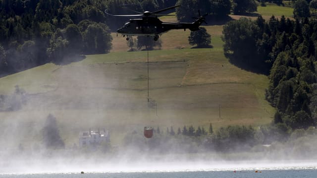 Ein Superpuma schöpft Wasser im Lac de Joux... Ein Superpuma schöpft Wasser im Lac de Joux...