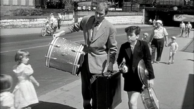 Vater und Sohn gehen der Langstrasse entlang. Vater und Sohn gehen der Langstrasse entlang.