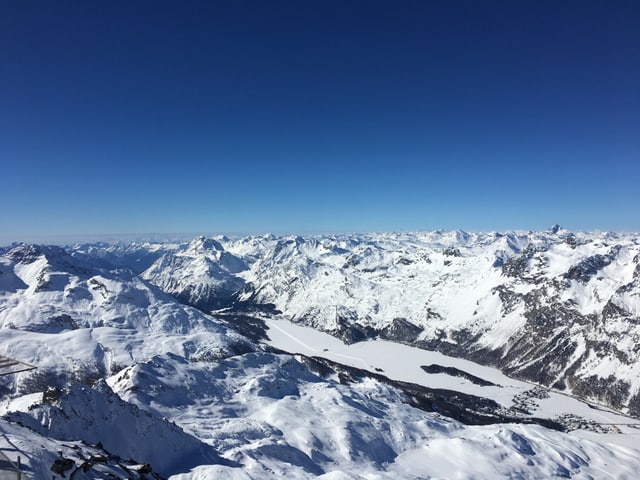 Tief blauer Himmel über dem Engadin.