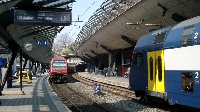 Züge fahren in den Bahnhof Stadelhofen ein. Züge fahren in den Bahnhof Stadelhofen ein.