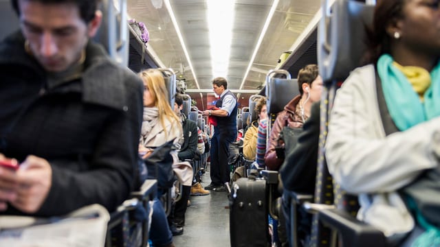 Blick in den Mittelgang eines Zugswaggons der SBB. Blick in den Mittelgang eines Zugswaggons der SBB.