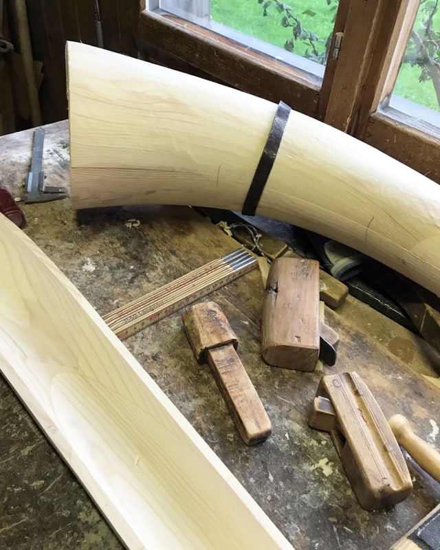 Alphorn-Elemente auf der Werkbank. Alphorn-Elemente auf der Werkbank.