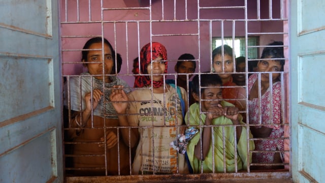 Von ihren Familien verjagte Frauen schauen aus dem Fenster ihres Schlafsaals im Asyl Mission Ashra. Von ihren Familien verjagte Frauen schauen aus dem Fenster ihres Schlafsaals im Asyl Mission Ashra.