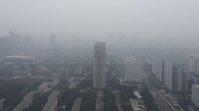 Luftaufnahme von der Stadt Peking im Smog. Luftaufnahme von der Stadt Peking im Smog.