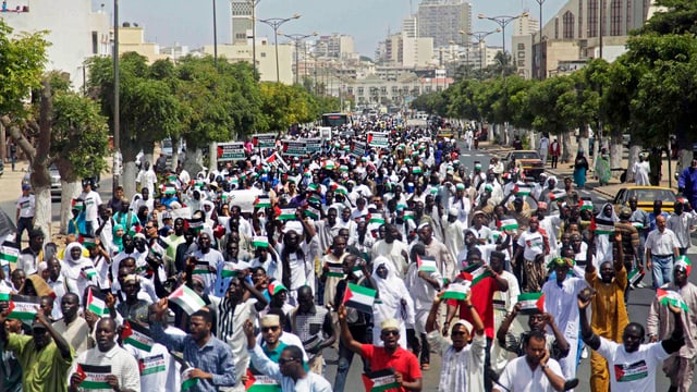 Tausende Menschen demonstrieren in der senegalesischen Hauptstadt Dakar ihre Solidarität mit den Palästinensern. Tausende Menschen demonstrieren in der senegalesischen Hauptstadt Dakar ihre Solidarität mit den Palästinensern.
