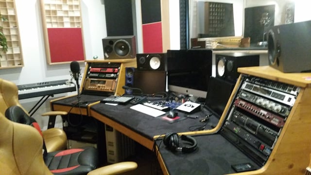 Ina plazza da reschia en il studio Klangstark a Cuira. Ina plazza da reschia en il studio Klangstark a Cuira.