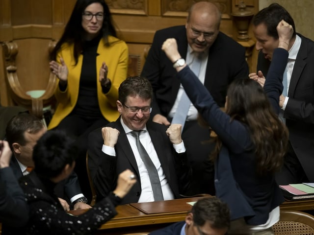 Circondato dai suoi compagni di partito, Albert Rosti festeggia la sua elezione in Consiglio federale.