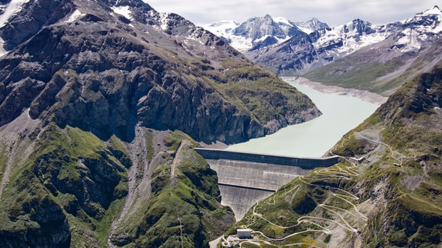 Panoramablick auf die Staumauer und den Stausee. Panoramablick auf die Staumauer und den Stausee.