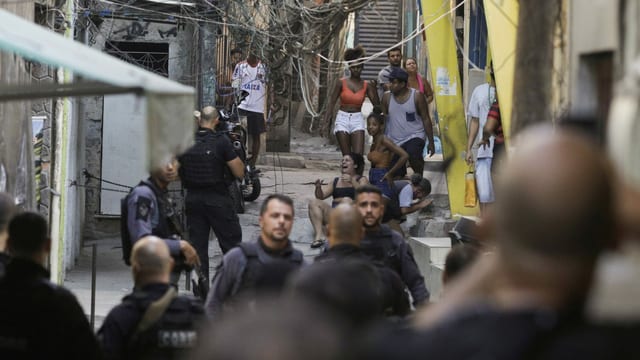 Polzei vor den Bewohner:innen der Favela in Rio. Polzei vor den Bewohner:innen der Favela in Rio.