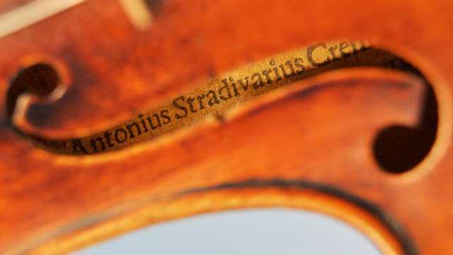Durch das F-Loch fotografiert, was auf dem Geigenboden geschrieben steht...Stradivarius Durch das F-Loch fotografiert, was auf dem Geigenboden geschrieben steht...Stradivarius