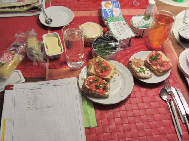 Protokoll für die Ernährungsberaterin. Käse-Tomatenbrötchen, Butter, Wasser.