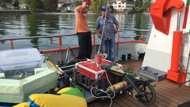 Forscher verschiffen das Gerät, mit welchem die Steinhügel unter Wasser untersucht wurden. Forscher verschiffen das Gerät, mit welchem die Steinhügel unter Wasser untersucht wurden.