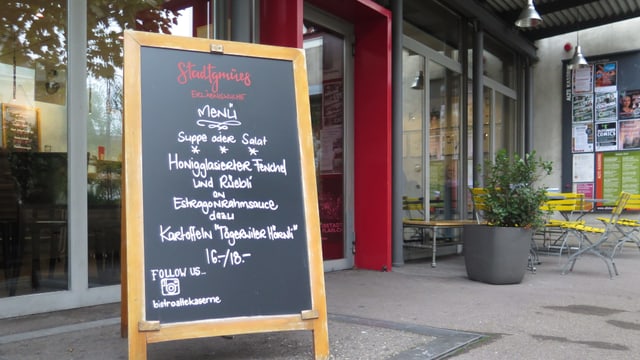 Die Menü-Tafel vor dem Bistro Alte Kaserne. Die Menü-Tafel vor dem Bistro Alte Kaserne.