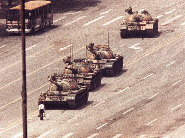 Mann versperrt Panzern den Weg. Mann versperrt Panzern den Weg.
