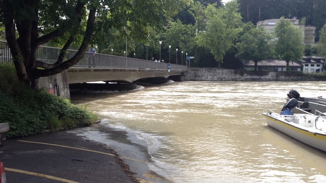 Eine Brücke über die Aare. Das Wasser reicht fast bis zur Unterkante der Brücke. Eine Brücke über die Aare. Das Wasser reicht fast bis zur Unterkante der Brücke.