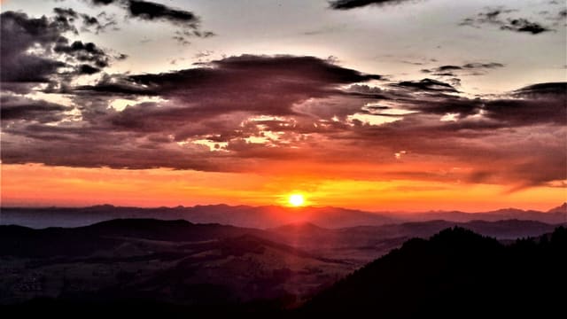 Die ersten Sonnenstrahlen auf dem Wildspitz am Mittwochmorgen. Die ersten Sonnenstrahlen auf dem Wildspitz am Mittwochmorgen.