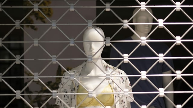 Schaufenster mit heruntergelassenem Gitter Schaufenster mit heruntergelassenem Gitter