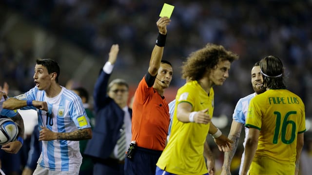Der Schiedsrichter zeigt David Luiz die 2. gelbe Karte. Der Schiedsrichter zeigt David Luiz die 2. gelbe Karte.