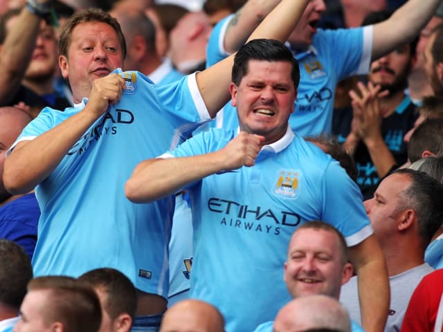 Jubelnde Fans von Manchester City.