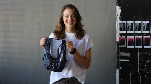 Tanja Hüberli hält ein Sport-Top in der Hand. Tanja Hüberli hält ein Sport-Top in der Hand.