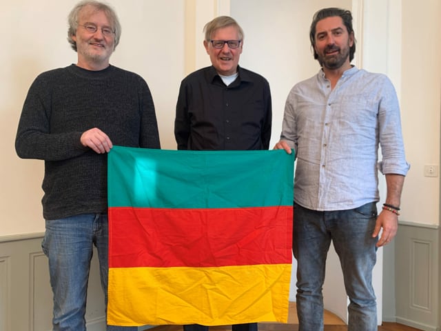 Die Initianten des «Tages der Republik» mit der Revolutionsflagge: V. l.: Stephan Müller, Peter Roschi, Ivica Petrusic. Die Initianten des «Tages der Republik» mit der Revolutionsflagge: V. l.: Stephan Müller, Peter Roschi, Ivica Petrusic.