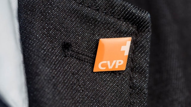 Pin mit Aufschrift "CVP" Pin mit Aufschrift "CVP"