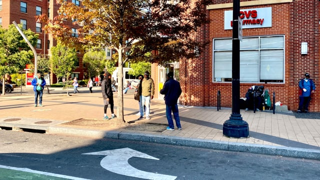 Junge, arbeitslose Männer treffen sich vor der Apotheke; Obdachlose betteln um Geld oder Essen. Junge, arbeitslose Männer treffen sich vor der Apotheke; Obdachlose betteln um Geld oder Essen.