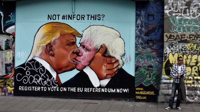 Ein Graffiti in London zeigt den historischen «Bruderkuss», umgewandelt in einen Kuss zwischen Trump und Johnson. Ein Graffiti in London zeigt den historischen «Bruderkuss», umgewandelt in einen Kuss zwischen Trump und Johnson.
