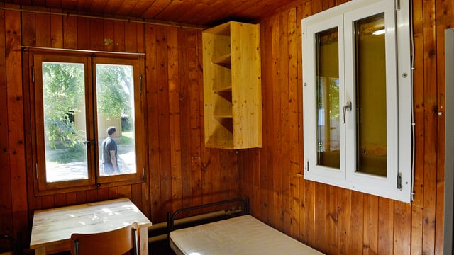 Blick in ein Zimmer mit Bett und Tisch. Blick in ein Zimmer mit Bett und Tisch.