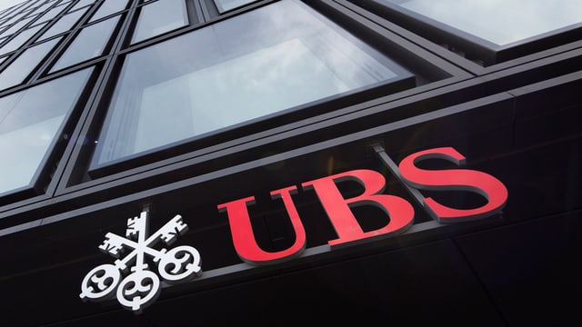 UBS-Logo, angebracht unten an einem Filialgebäude mit Glasfassade UBS-Logo, angebracht unten an einem Filialgebäude mit Glasfassade