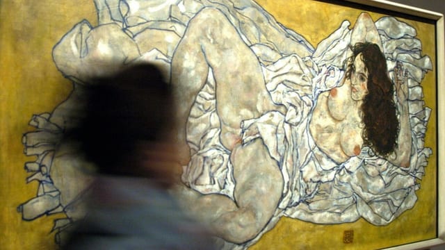 Bild von Egon Schiele einer nackten Frau in weisse Bettlaken gehüllt. 