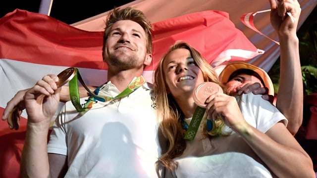 Thomas Zajac und Tanja Frank präsentieren ihre Bronzemedaille. Thomas Zajac und Tanja Frank präsentieren ihre Bronzemedaille.