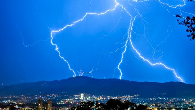 Blitze über dem Nachthimmel vonn Zürich. Blitze über dem Nachthimmel vonn Zürich.