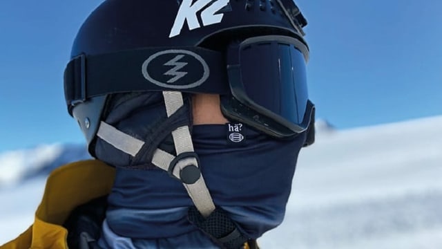 Skifahrer mit Helm, Brille und Halsschlauch Skifahrer mit Helm, Brille und Halsschlauch
